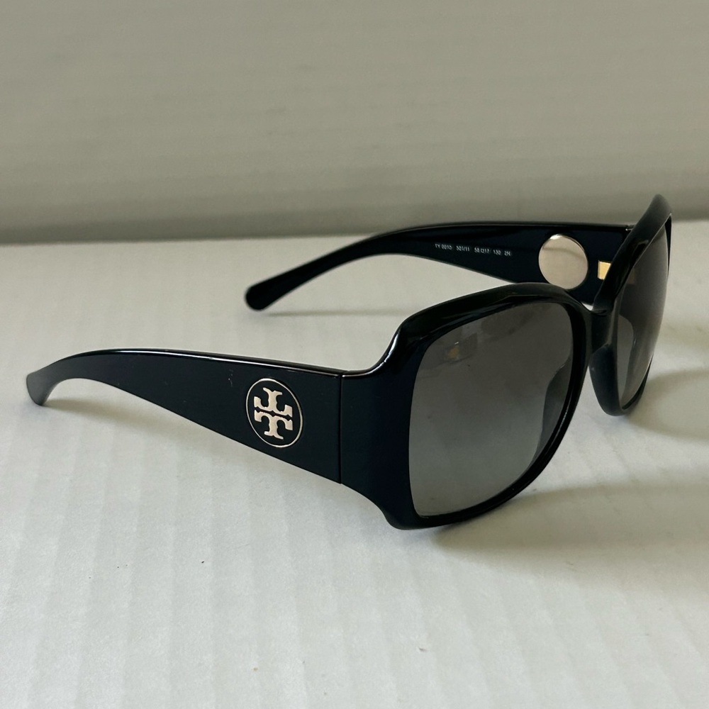 Women’s Tory Burch TY9010 Sunglasses in Black